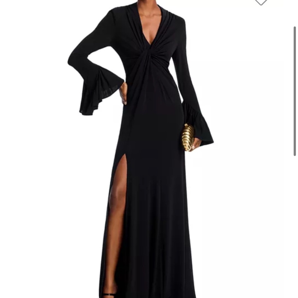 Cinq á Sept Evelyn Twist Front Gown
Designed to be floor pooling. Size 6